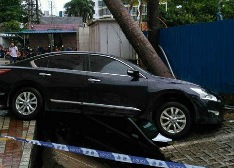 海口椰岛大厦路段发生地面塌陷 多辆汽车中招