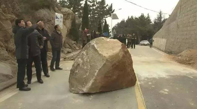 快讯:雨雪导致山体松软 3吨巨石从天而降砸在崂山路中央!