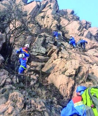 小伙爬浮山被困30米高陡崖 曾有人在此坠亡