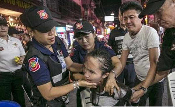 中国女子泰国珠宝展上吞食钻石 被抓后飚日语