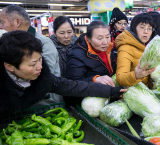 杭州暴雪将至市民囤菜 超市货架被买空