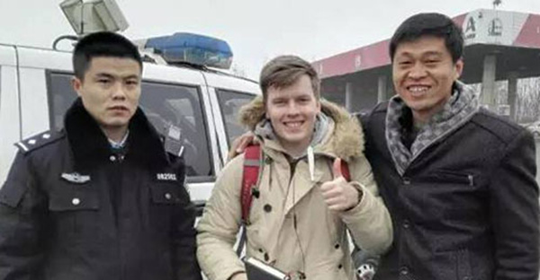俄罗斯小伙穷游中国被困德州 获民警相助顺利返回