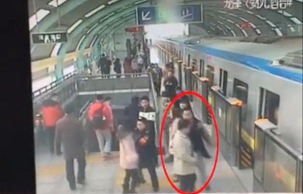 地铁男子逃票被抓 遇制止怒打女工作人员