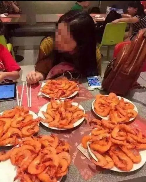 中国游客吃自助餐疯狂铲虾 网友:再给大家点时间吧