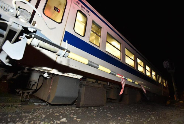 日本7.3级地震导致列车脱轨 无人员伤亡