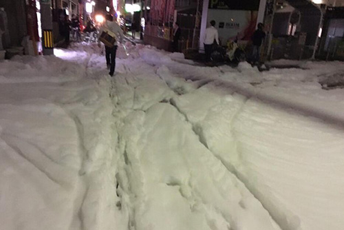 日本福冈地震后街道上出现大面积泡沫 原因不详