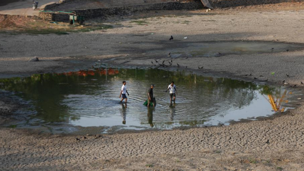 印度高温严重缺水 农民自杀湖泊龟裂