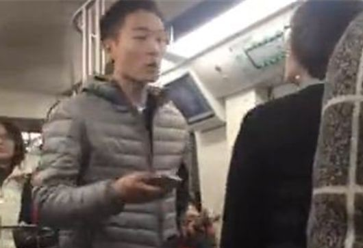 男子北京地铁辱骂两女惹众怒 警方已关注核查 