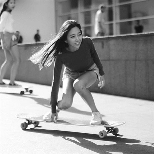 韩国滑板女神走红 网友大赞:动作完美颜值高
