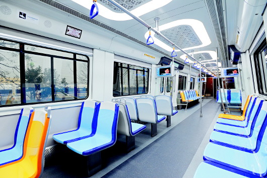 青岛地铁11号线首列下线 最高时速120公里