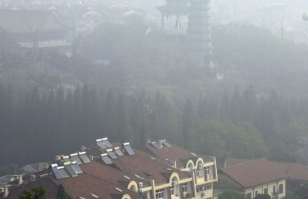 受大雾影响 青岛高速封闭出港航班延误