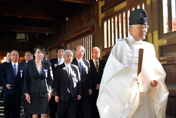 日本议员集体参拜靖国神社 安倍供奉贡品