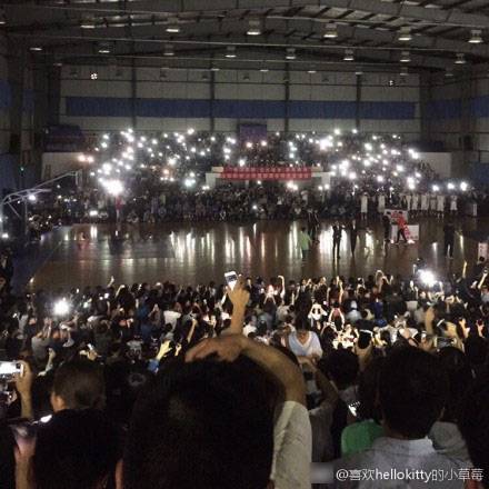 篮球比赛突然停电 数千名观众默契同步手机照明