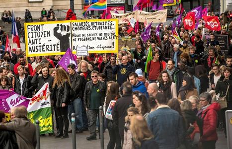 法国爆发游行 上千人参加抗议警察的暴力执法