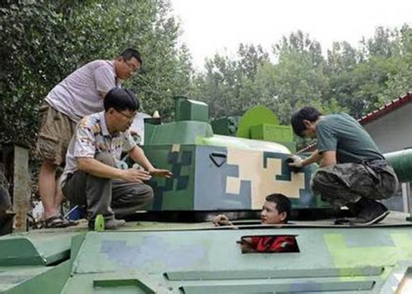 胶州农民造99式坦克 为普及国防知识花费一年时间
