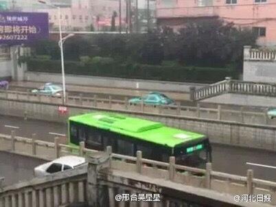 暴雨中最牛公交掉头 司机师傅高超记忆获赞!