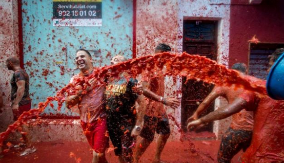 西班牙红色狂欢日 2.2万游客大战160吨番茄