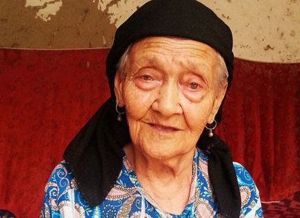 新疆130岁老人健康状况良好 最爱吃玉米