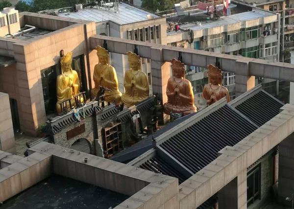 大厦楼顶现露天佛像庙宇 国家曾专项治理