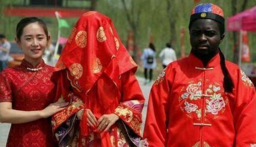 非洲富二代娶中国媳妇 男方送女方劳斯莱斯幻影