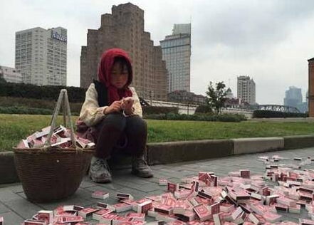 上海现卖火柴女孩 现实版童话主人公